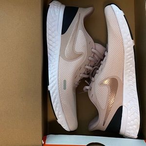 Women’s Nike Revolution 5